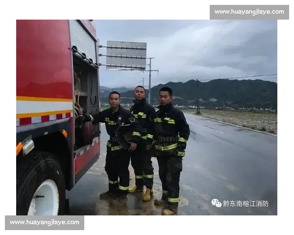 洪水中的生命托举：榕江消防员用身躯筑起 “避风港”