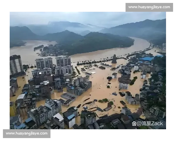 洪水中的生命托举：榕江消防员用身躯筑起 “避风港”